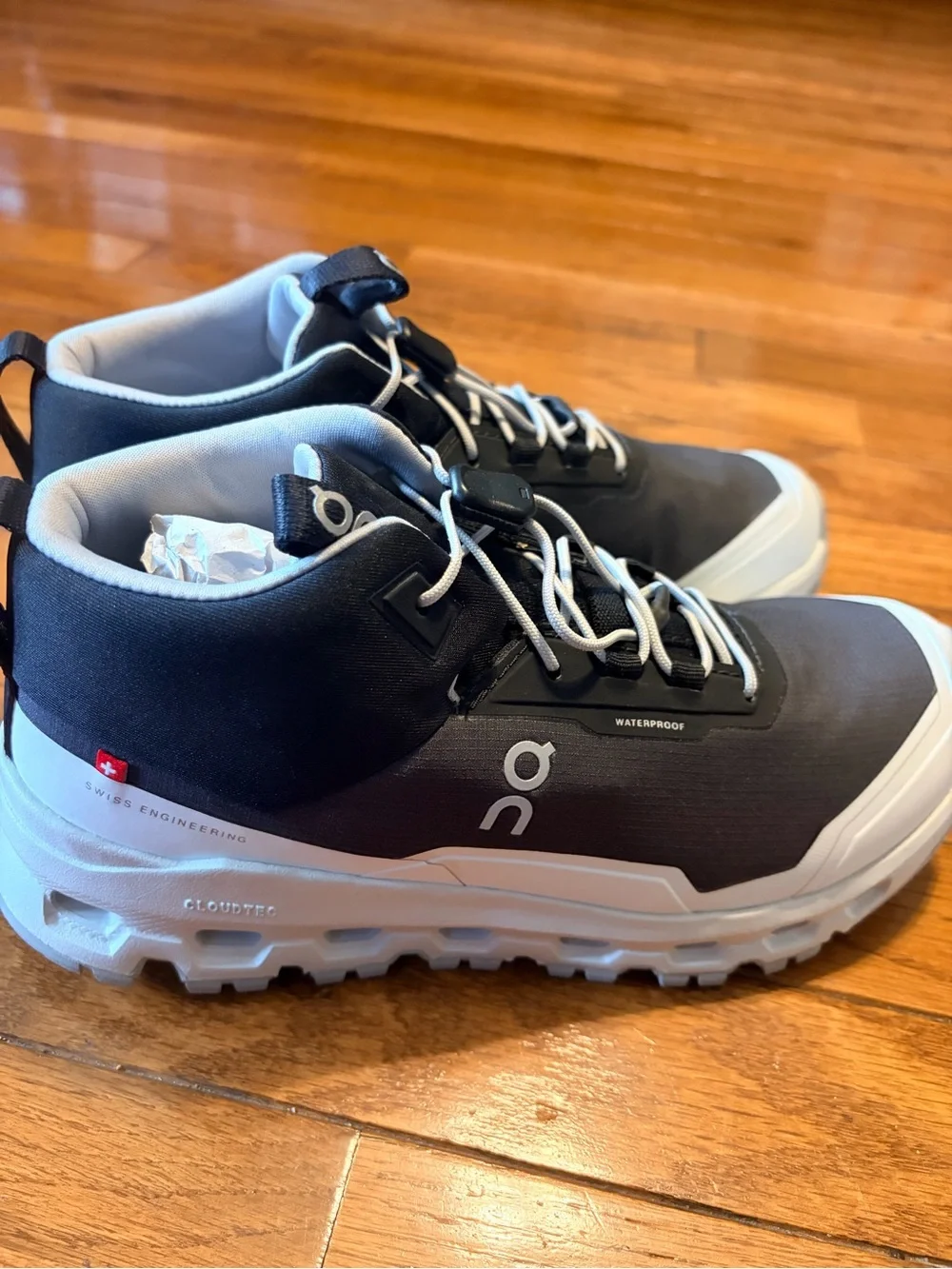 On Running Kids Boots Cloudhero mid waterproof in black and white
